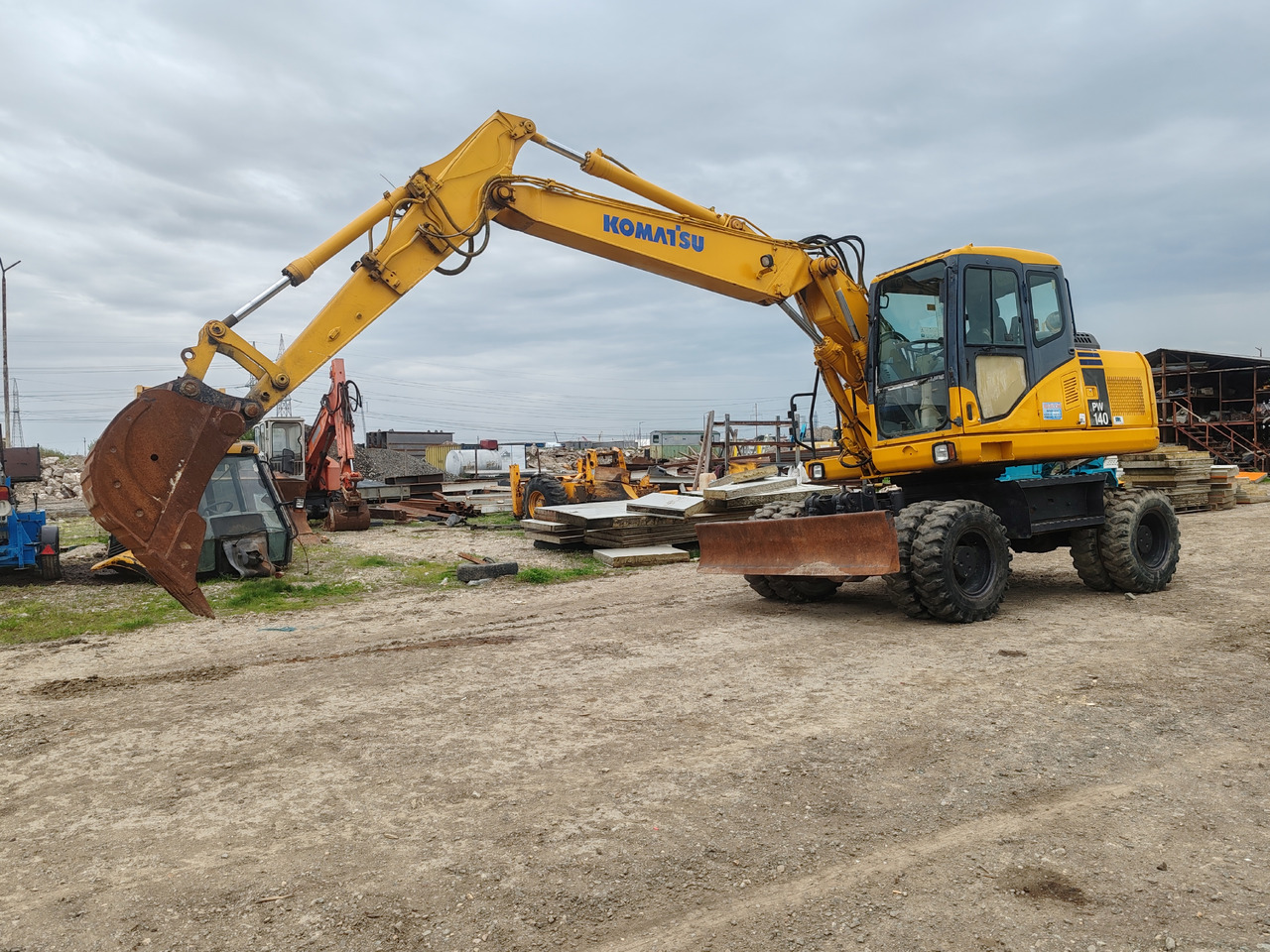Komatsu PW140-7 - حفارة دولاب: صورة 1 Komatsu PW140-7 - حفارة دولاب: صورة 1