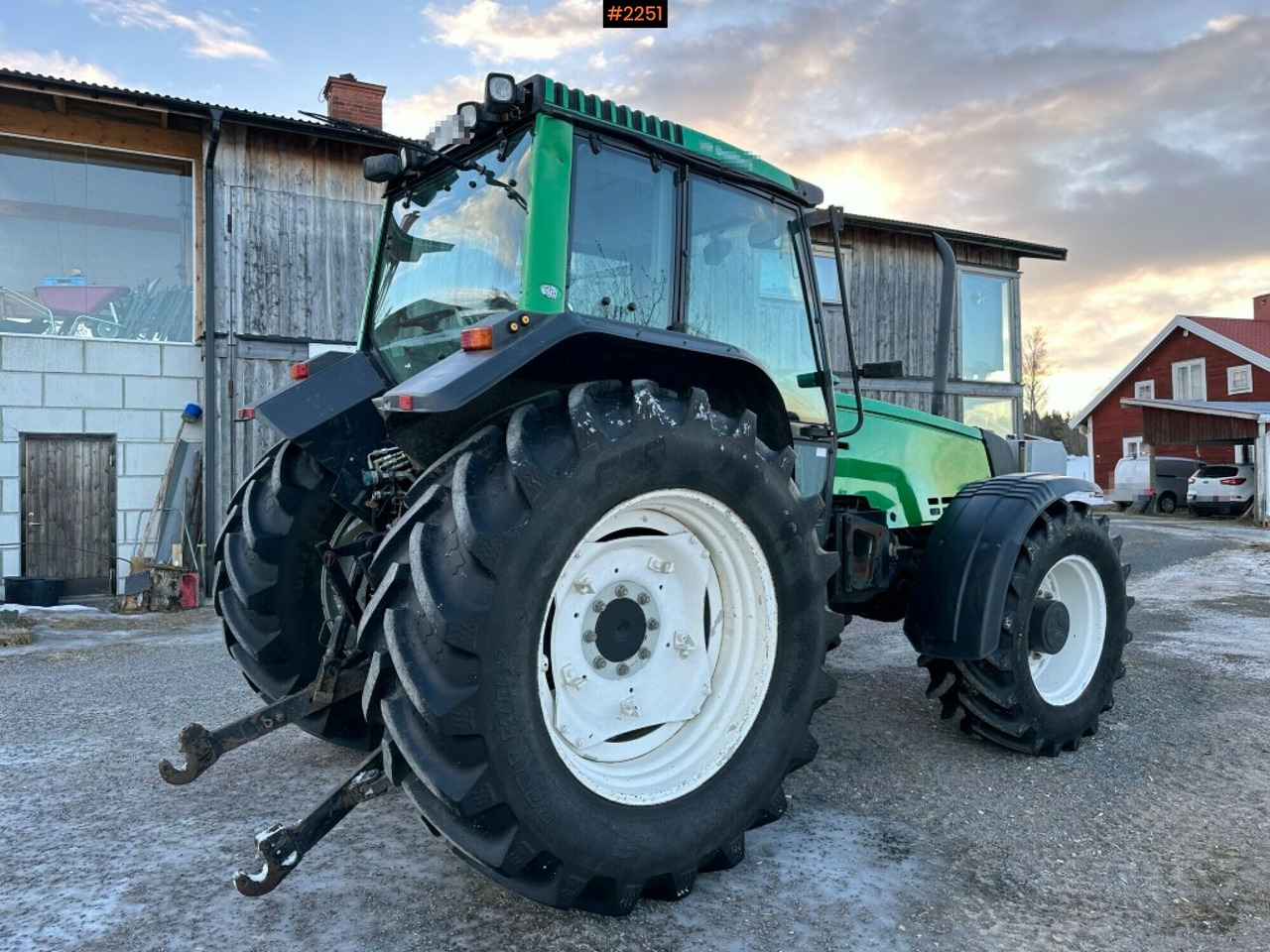 جرار Valtra X110 waiststeering tractor with twintrac: صورة 6