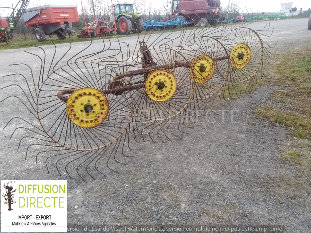 JOHN DEERE RATEAU FANEUR P 140 - آلة تيبيس العشب/ آلة جمع العشب: صورة 1 JOHN DEERE RATEAU FANEUR P 140 - آلة تيبيس العشب/ آلة جمع العشب: صورة 1