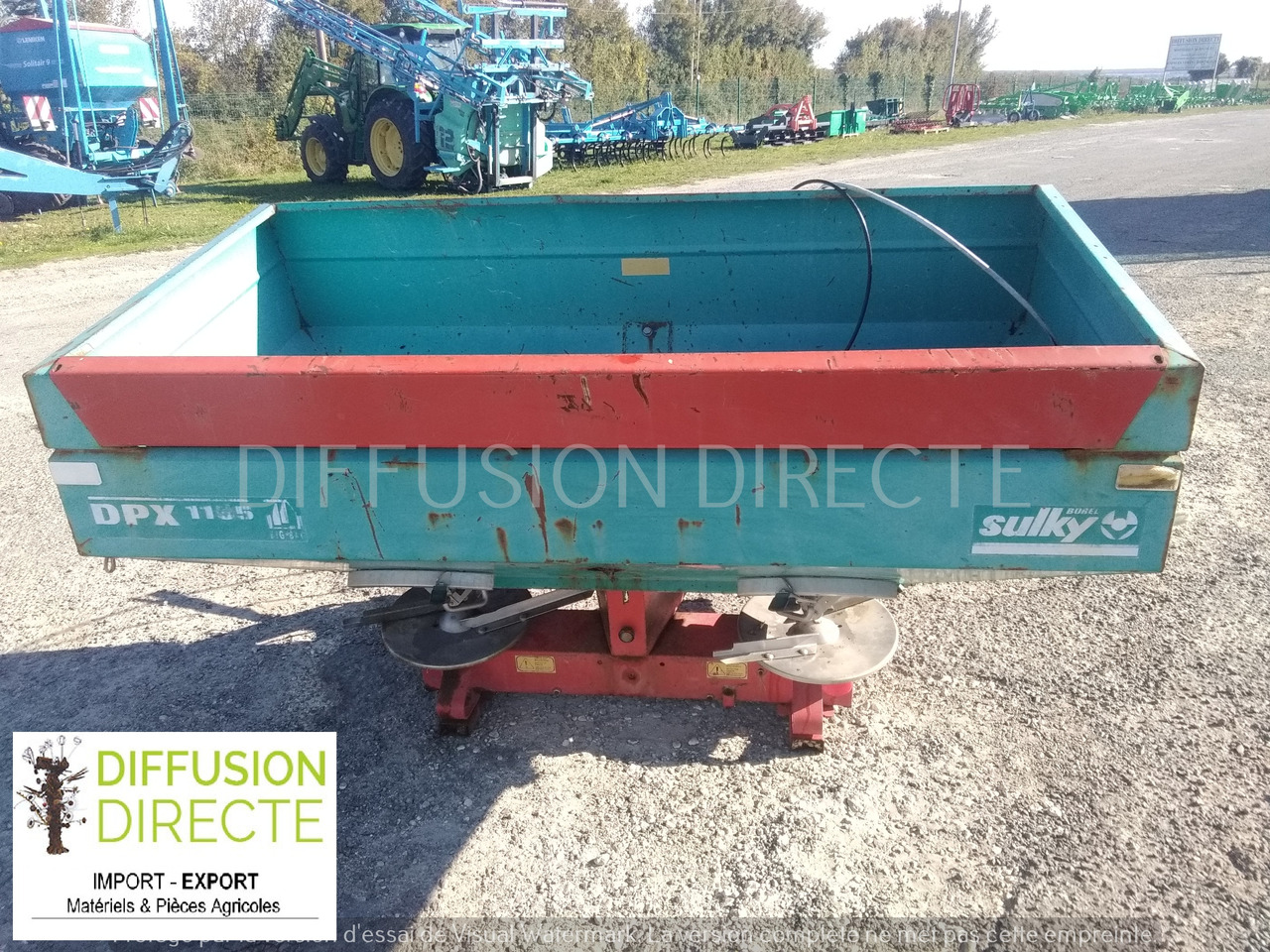SULKY DISTRIBUTEUR D'ENGRAIS DPX 1155 - آلة رش السماد: صورة 1 SULKY DISTRIBUTEUR D'ENGRAIS DPX 1155 - آلة رش السماد: صورة 1