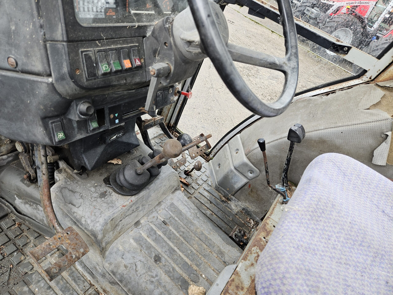 1988 MF 390 2wd - جرار: صورة 4 1988 MF 390 2wd - جرار: صورة 4