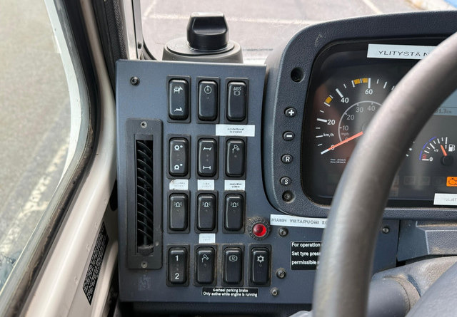شاحنات مسطحة, شاحنة كرين Mercedes-BenzUnimog U5000 + Hiab 099 E-4: صورة 15