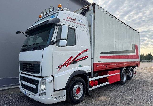 VolvoFH13 500 6x2 Ketjupurku + Rahtikaappi - آليات: صورة 1 VolvoFH13 500 6x2 Ketjupurku + Rahtikaappi - آليات: صورة 1