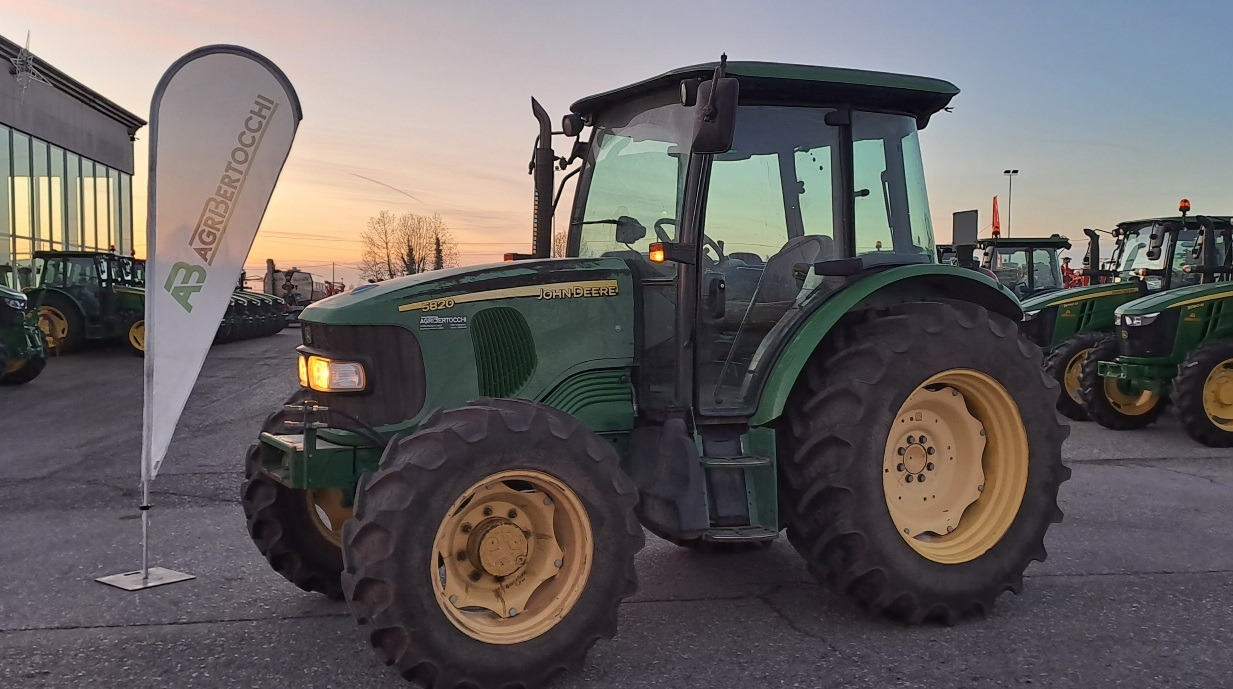 JOHN DEERE 5820 - جرار: صورة 1 JOHN DEERE 5820 - جرار: صورة 1