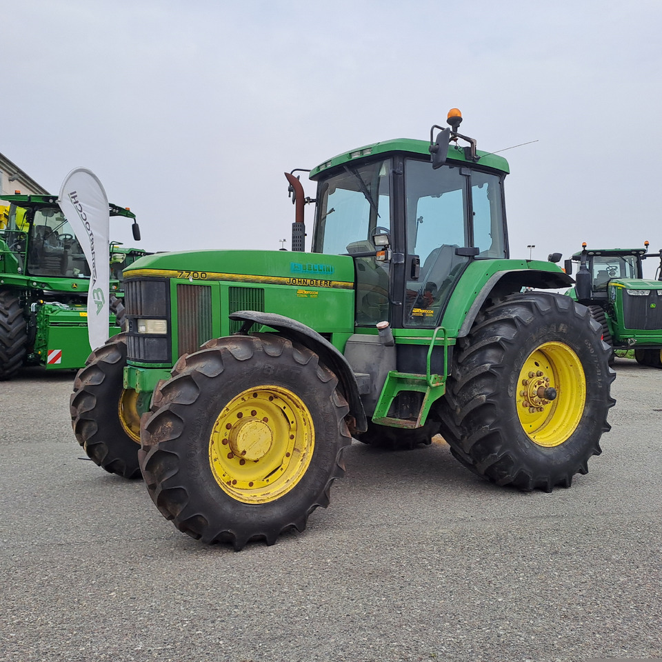 JOHN DEERE 7700 - جرار: صورة 1 JOHN DEERE 7700 - جرار: صورة 1