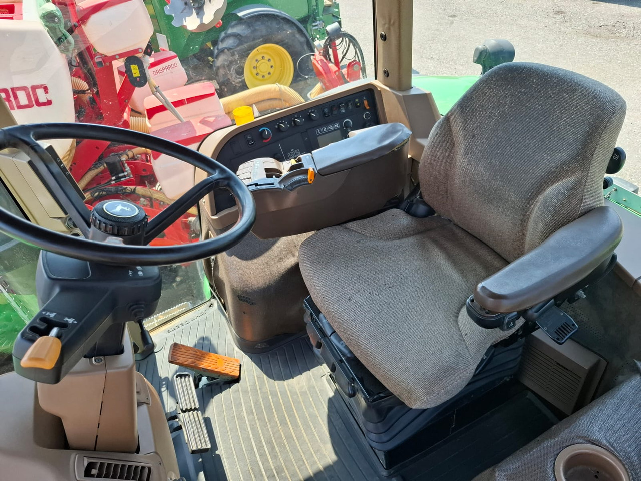 JOHN DEERE 8230 - جرار: صورة 2 JOHN DEERE 8230 - جرار: صورة 2