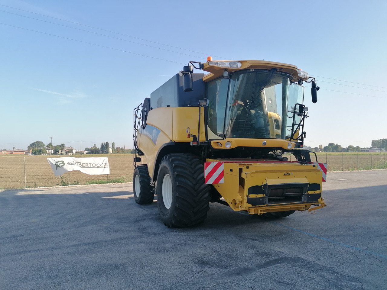 NEW HOLLAND CR 9060 - حصادة موحَّدة: صورة 1 NEW HOLLAND CR 9060 - حصادة موحَّدة: صورة 1
