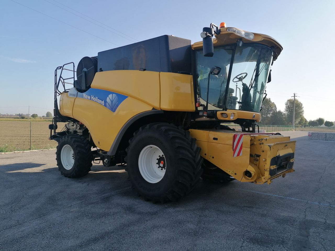 NEW HOLLAND CR 9060 - حصادة موحَّدة: صورة 2 NEW HOLLAND CR 9060 - حصادة موحَّدة: صورة 2