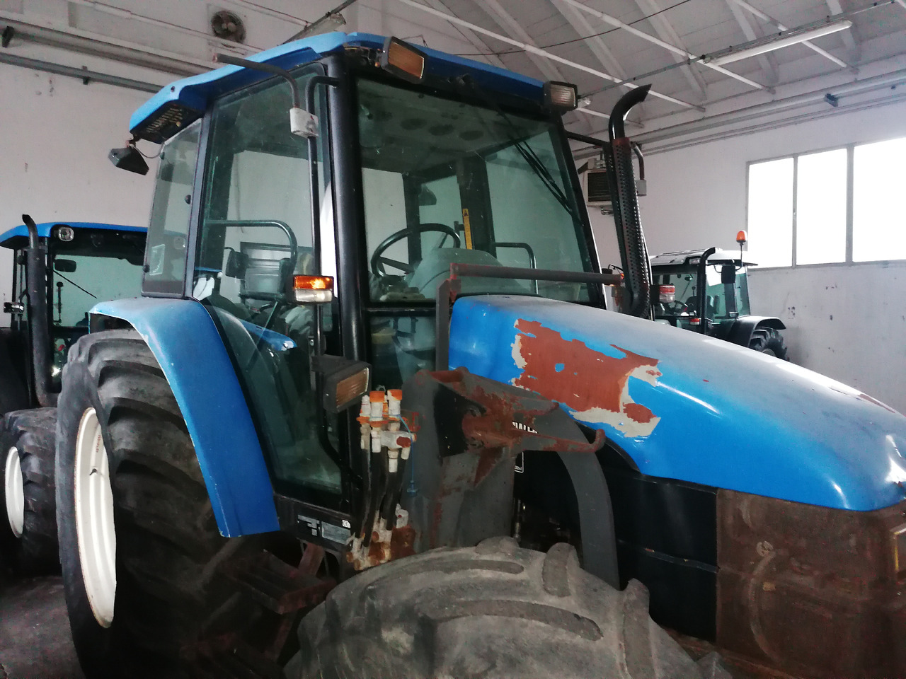 NEW HOLLAND TL 90 - جرار: صورة 1 NEW HOLLAND TL 90 - جرار: صورة 1