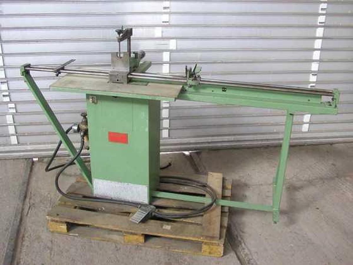 Koordinatenmarkier- u. Zentrierbohrmaschine BÖNI - آلة تصنيع المعادن: صورة 1 Koordinatenmarkier- u. Zentrierbohrmaschine BÖNI - آلة تصنيع المعادن: صورة 1