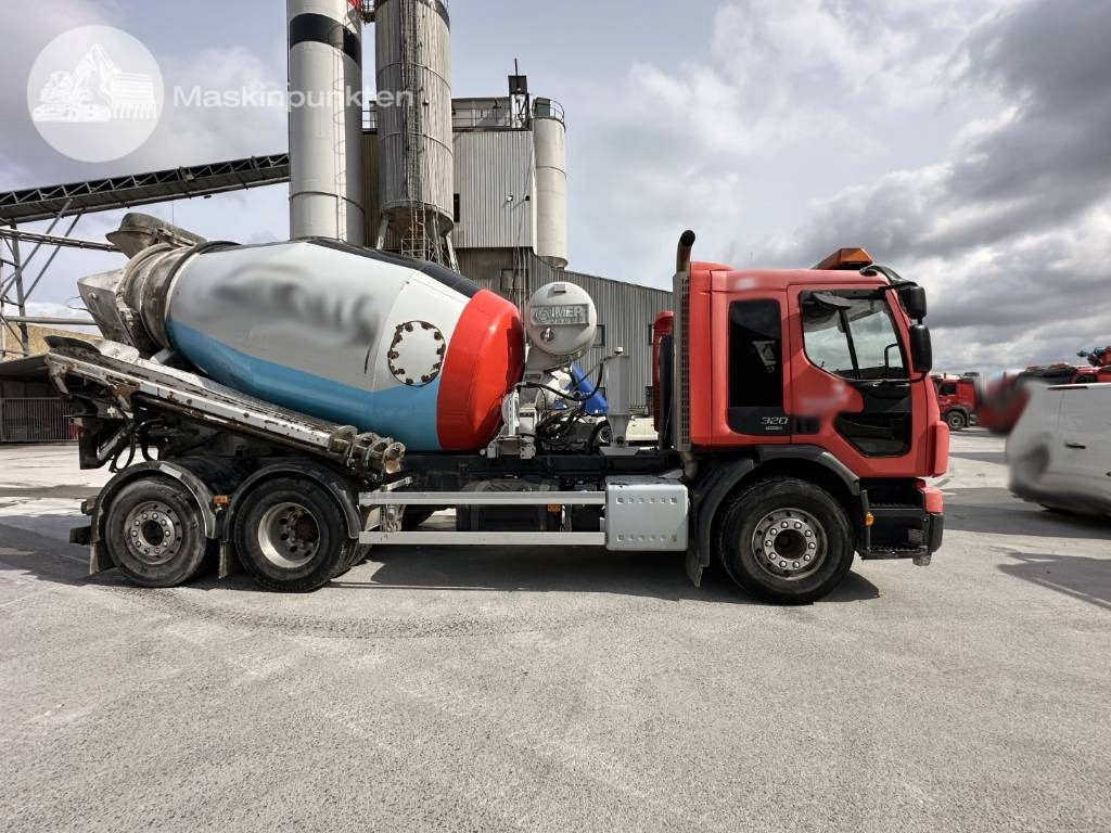 شاحنة خلاطة خرسانة Volvo FE 320: صورة 1