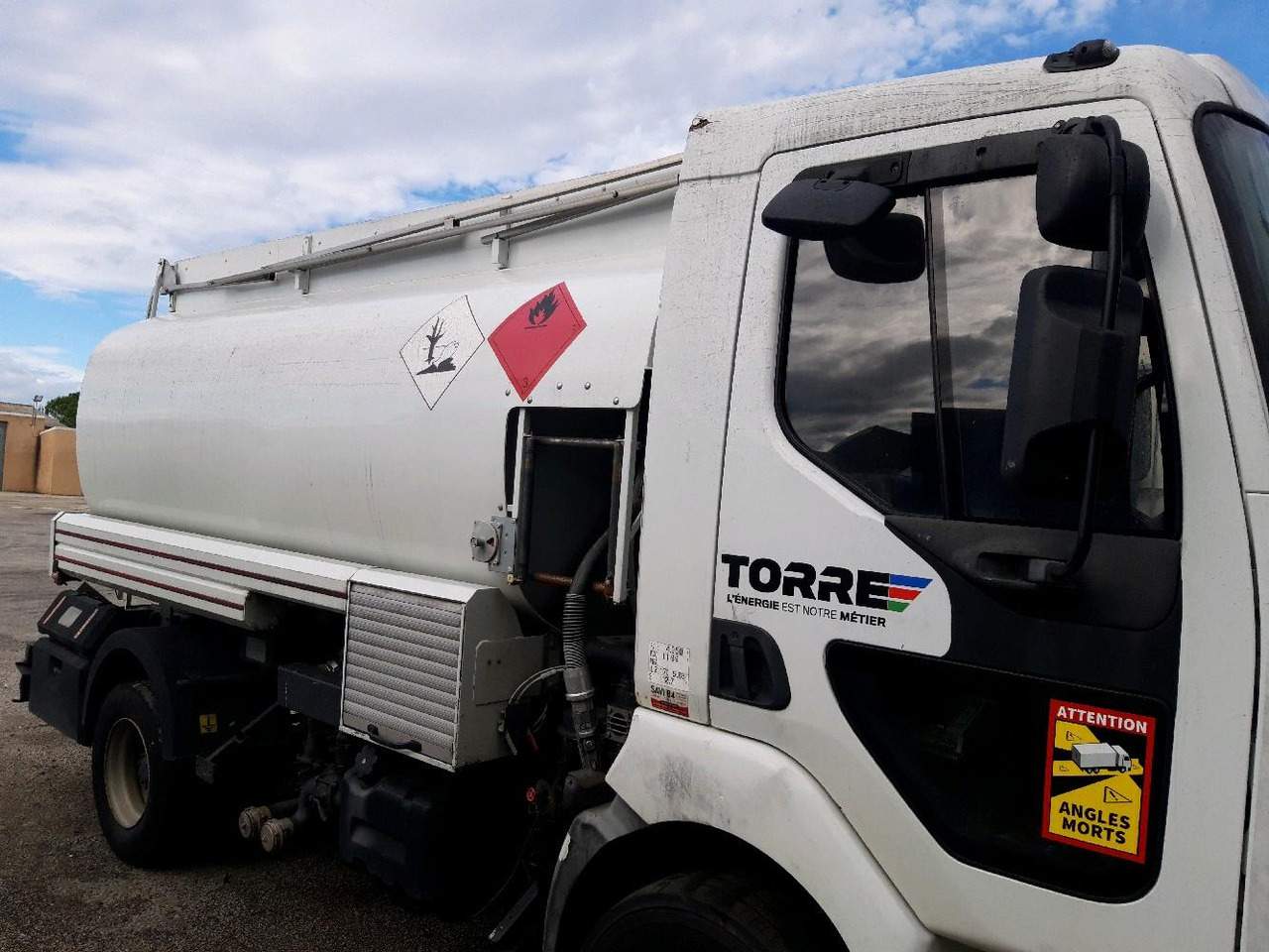RENAULT MIDLUM CITERNE 7500 - شاحنة صهريج: صورة 3 RENAULT MIDLUM CITERNE 7500 - شاحنة صهريج: صورة 3