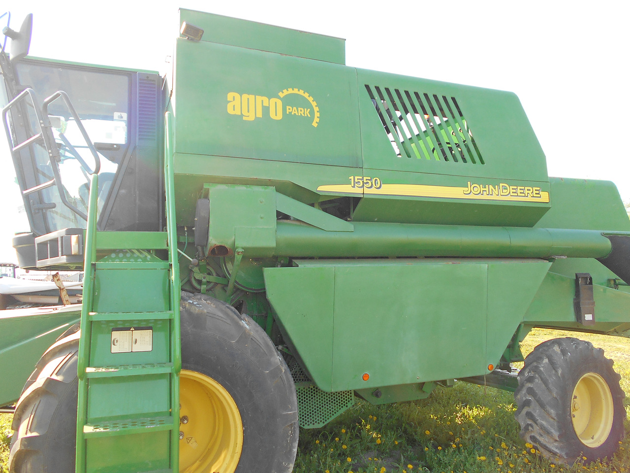 John Deere 1550 - حصادة موحَّدة: صورة 2 John Deere 1550 - حصادة موحَّدة: صورة 2