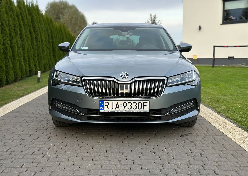 Skoda Superb 2.0 TDI SCR Style DSG - سيارة ستيشن: صورة 2 Skoda Superb 2.0 TDI SCR Style DSG - سيارة ستيشن: صورة 2