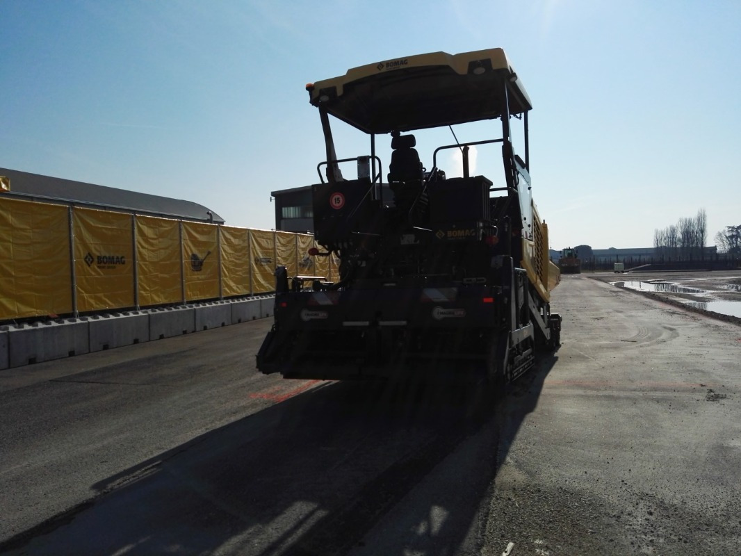 BOMAG IT BF 600 P-2 S500 Stage IV/Tier 4f - مدادة الأسفلت: صورة 3 BOMAG IT BF 600 P-2 S500 Stage IV/Tier 4f - مدادة الأسفلت: صورة 3