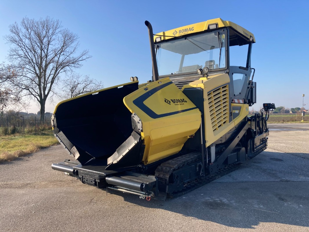BOMAG IT BF 700 C-2 S500 Stage IV/Tier 4f - مدادة الأسفلت: صورة 1 BOMAG IT BF 700 C-2 S500 Stage IV/Tier 4f - مدادة الأسفلت: صورة 1