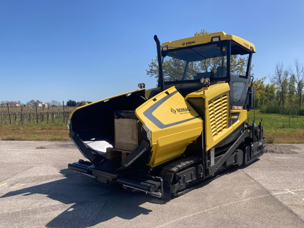 BOMAG IT BF 700 C-2 S500 Stage IV/Tier 4f - مدادة الأسفلت: صورة 1 BOMAG IT BF 700 C-2 S500 Stage IV/Tier 4f - مدادة الأسفلت: صورة 1