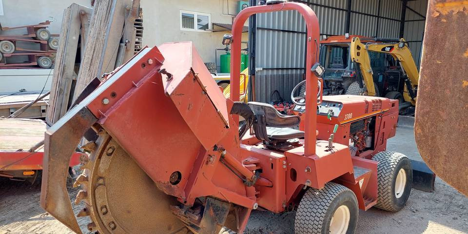 Koparka tarczowa Ditch Witch 3700DD łańcuchowa - حفارة الخنادق: صورة 5 Koparka tarczowa Ditch Witch 3700DD łańcuchowa - حفارة الخنادق: صورة 5
