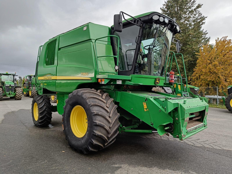 John Deere T550 - حصادة موحَّدة: صورة 1 John Deere T550 - حصادة موحَّدة: صورة 1