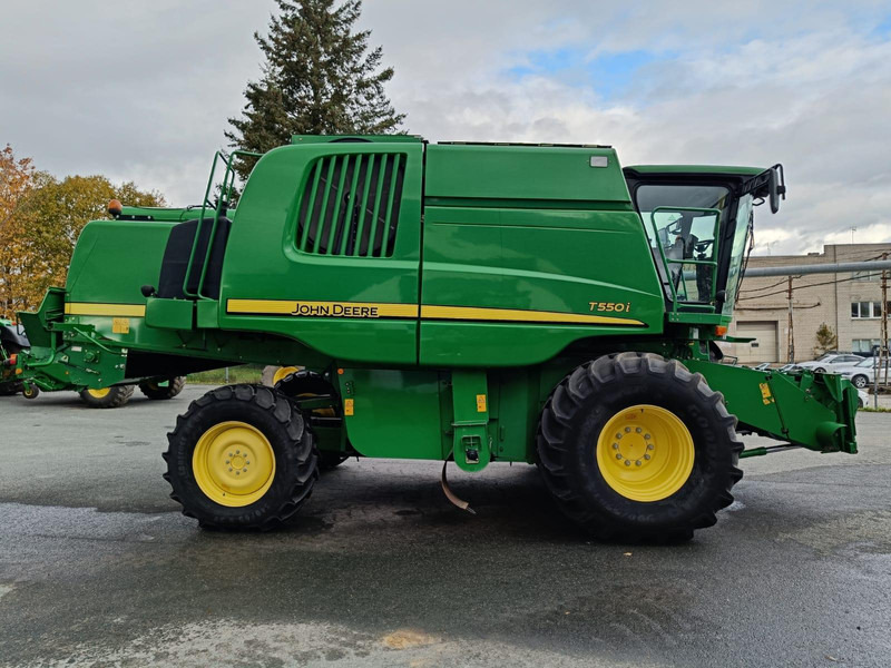 John Deere T550 - حصادة موحَّدة: صورة 2 John Deere T550 - حصادة موحَّدة: صورة 2
