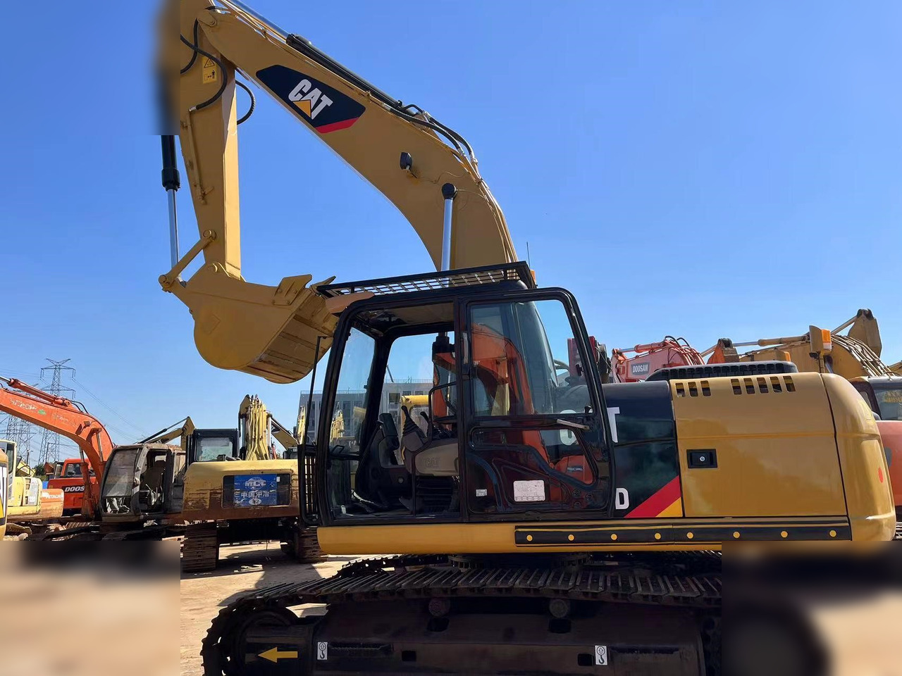CATERPILLAR 320D - حفار زحاف: صورة 1 CATERPILLAR 320D - حفار زحاف: صورة 1