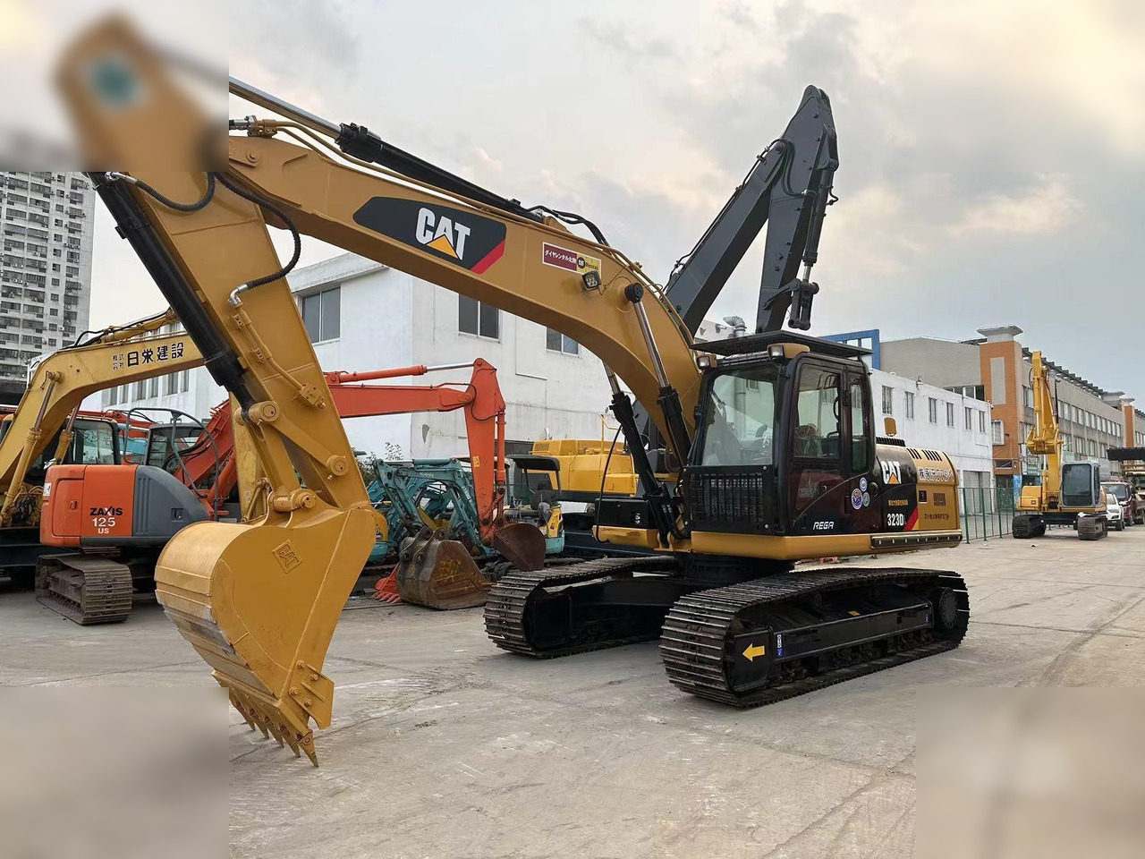 CATERPILLAR 323DL - حفار زحاف: صورة 2 CATERPILLAR 323DL - حفار زحاف: صورة 2