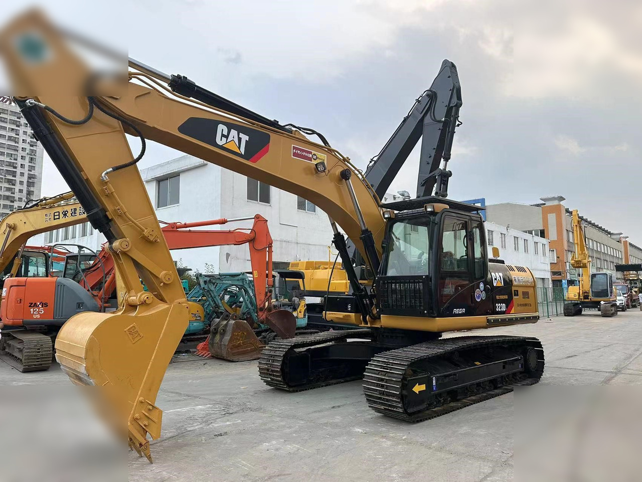 CATERPILLAR 323DL - حفار زحاف: صورة 1 CATERPILLAR 323DL - حفار زحاف: صورة 1