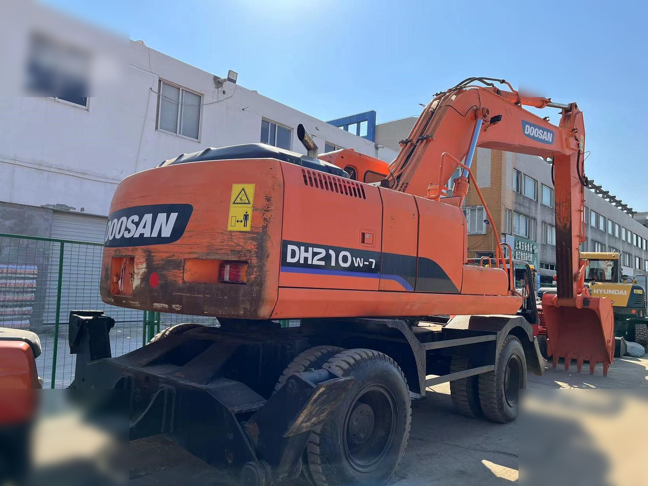 DOOSAN DH210W-7 - حفارة دولاب: صورة 2 DOOSAN DH210W-7 - حفارة دولاب: صورة 2
