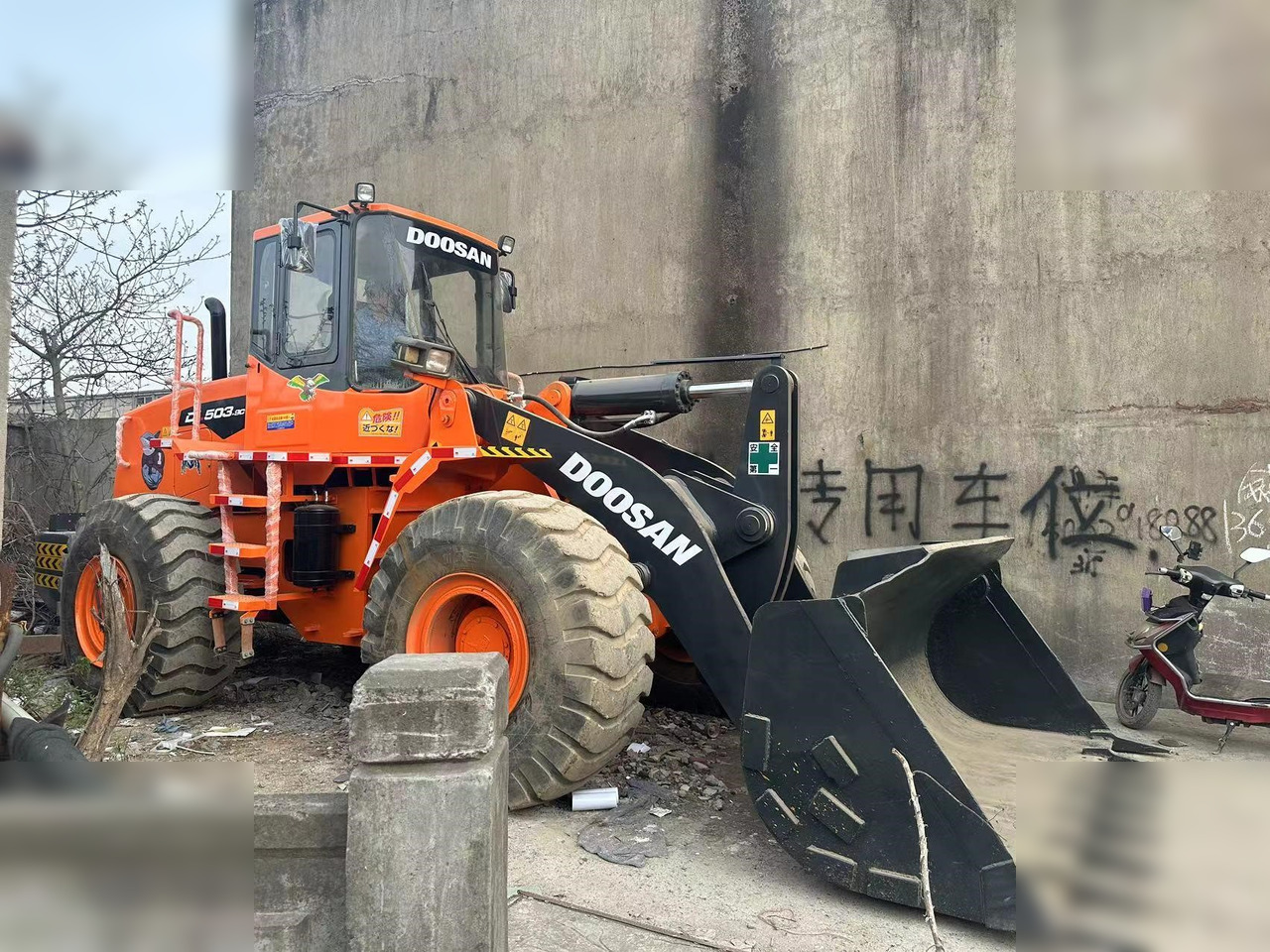 اللودر بعجل DOOSAN DL503: صورة 1