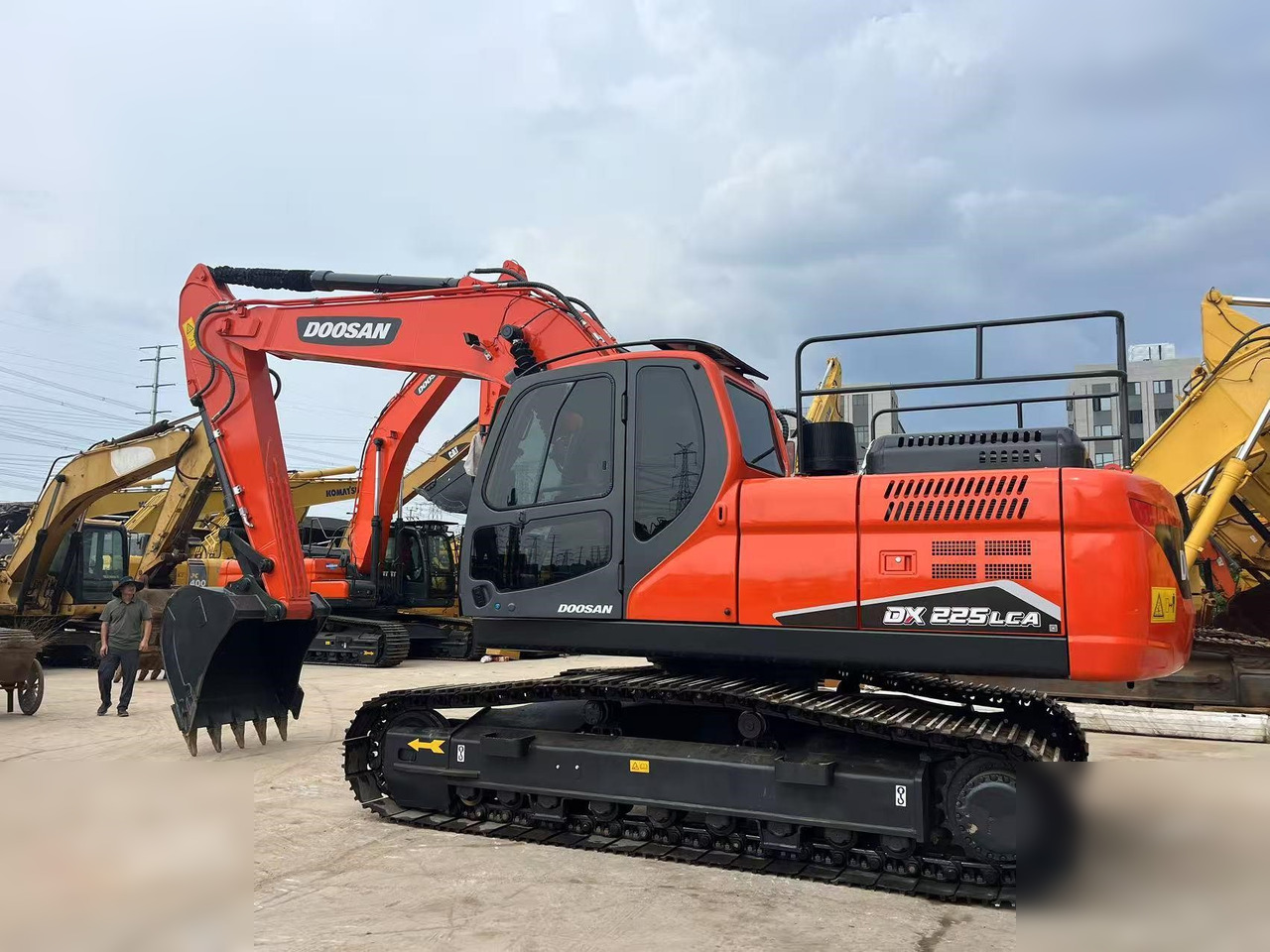 DOOSAN DX225 LC - حفار زحاف: صورة 1 DOOSAN DX225 LC - حفار زحاف: صورة 1