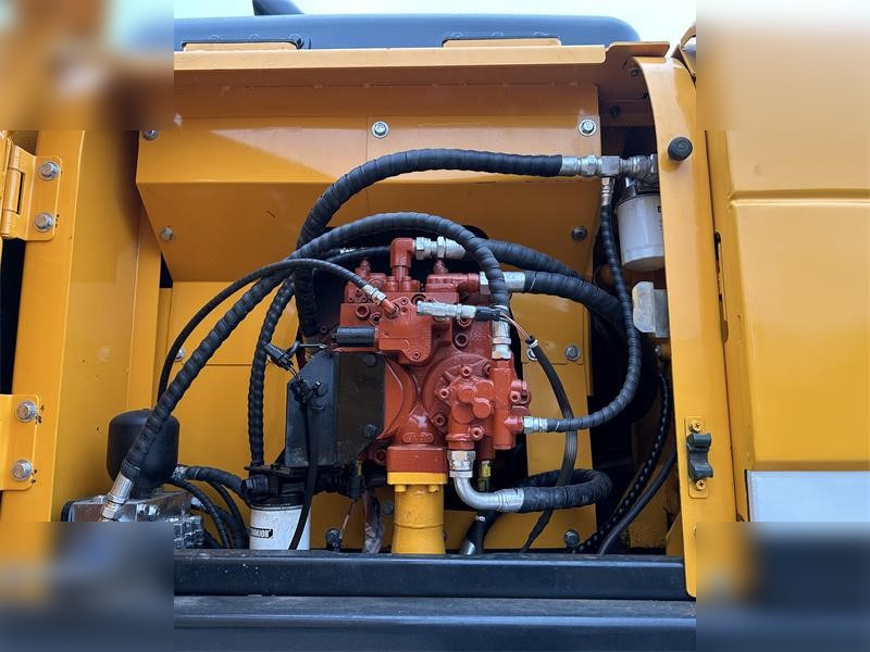 حفار زحاف HYUNDAI ROBEX 220 LC-9S: صورة 8