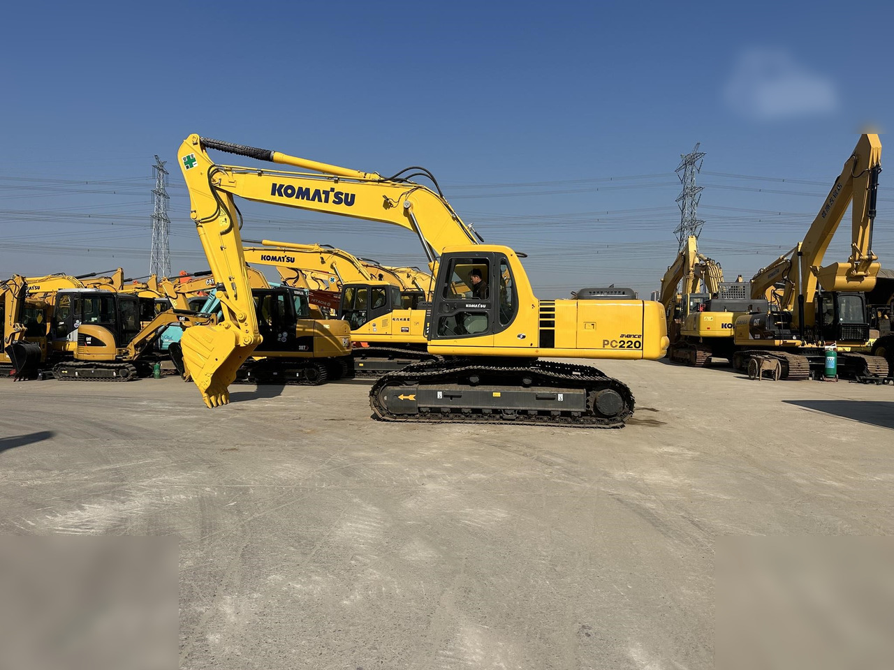 KOMATSU PC220-6 - حفار زحاف: صورة 1 KOMATSU PC220-6 - حفار زحاف: صورة 1