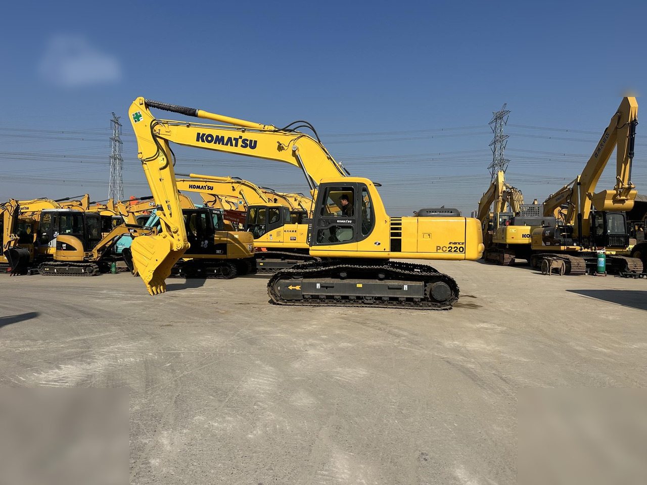 KOMATSU PC220-6 - حفار زحاف: صورة 1 KOMATSU PC220-6 - حفار زحاف: صورة 1