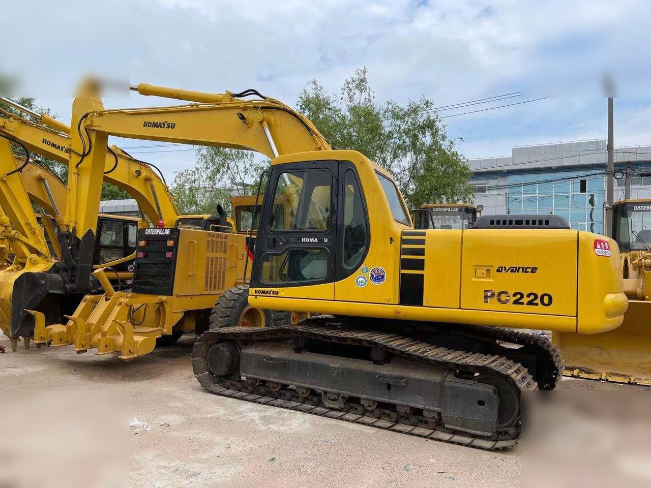 KOMATSU PC220-6 - حفار زحاف: صورة 1 KOMATSU PC220-6 - حفار زحاف: صورة 1