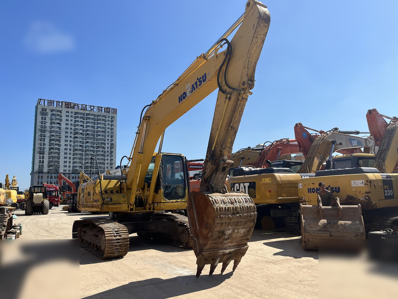KOMATSU PC220-7 - حفار زحاف: صورة 1 KOMATSU PC220-7 - حفار زحاف: صورة 1