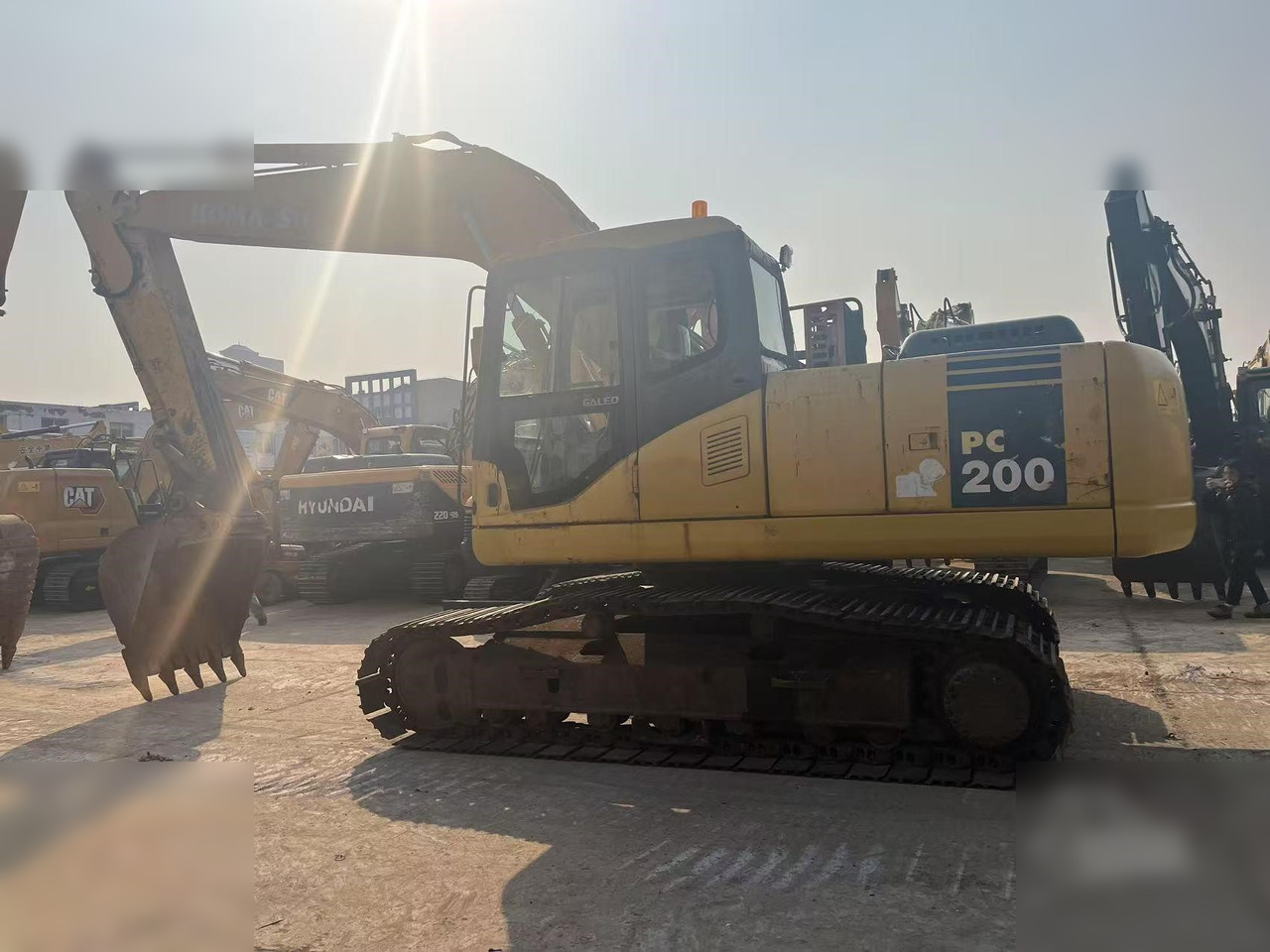 KOMATSU PC220-7 - حفار زحاف: صورة 1 KOMATSU PC220-7 - حفار زحاف: صورة 1
