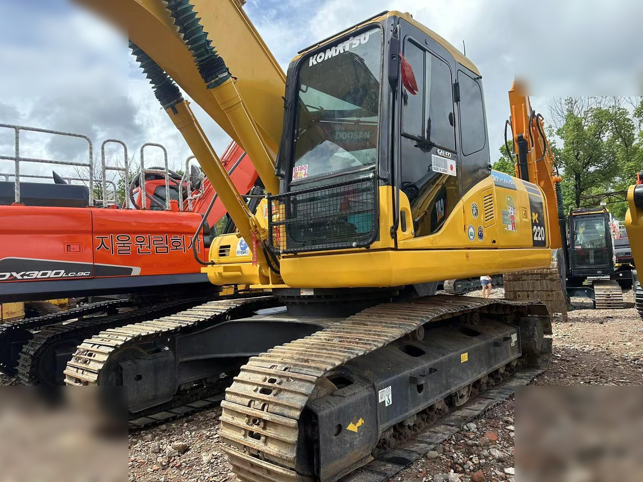 KOMATSU PC220-7 - حفار زحاف: صورة 3 KOMATSU PC220-7 - حفار زحاف: صورة 3