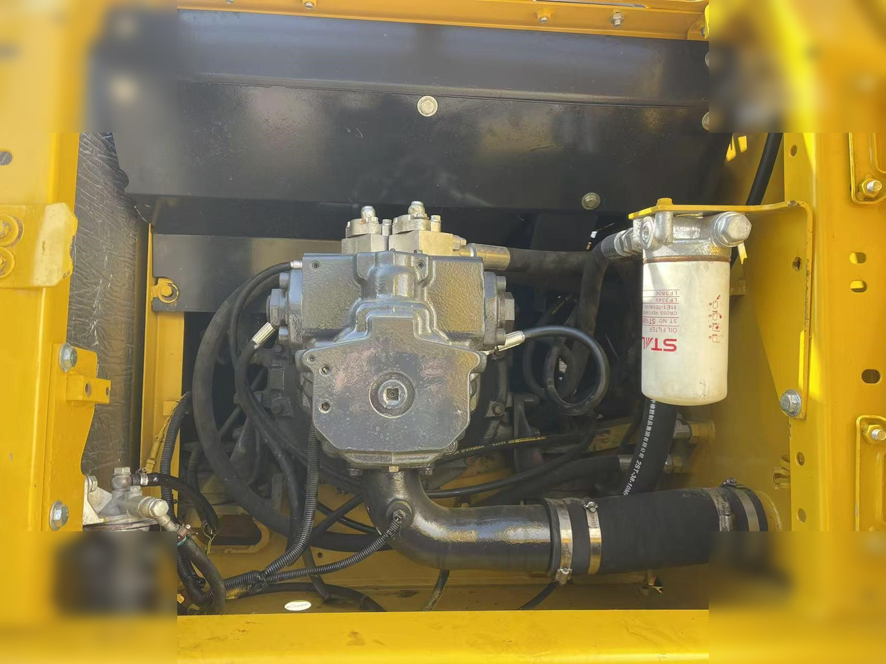 KOMATSU PC220-7 KOMATSU PC220-7: صورة 11