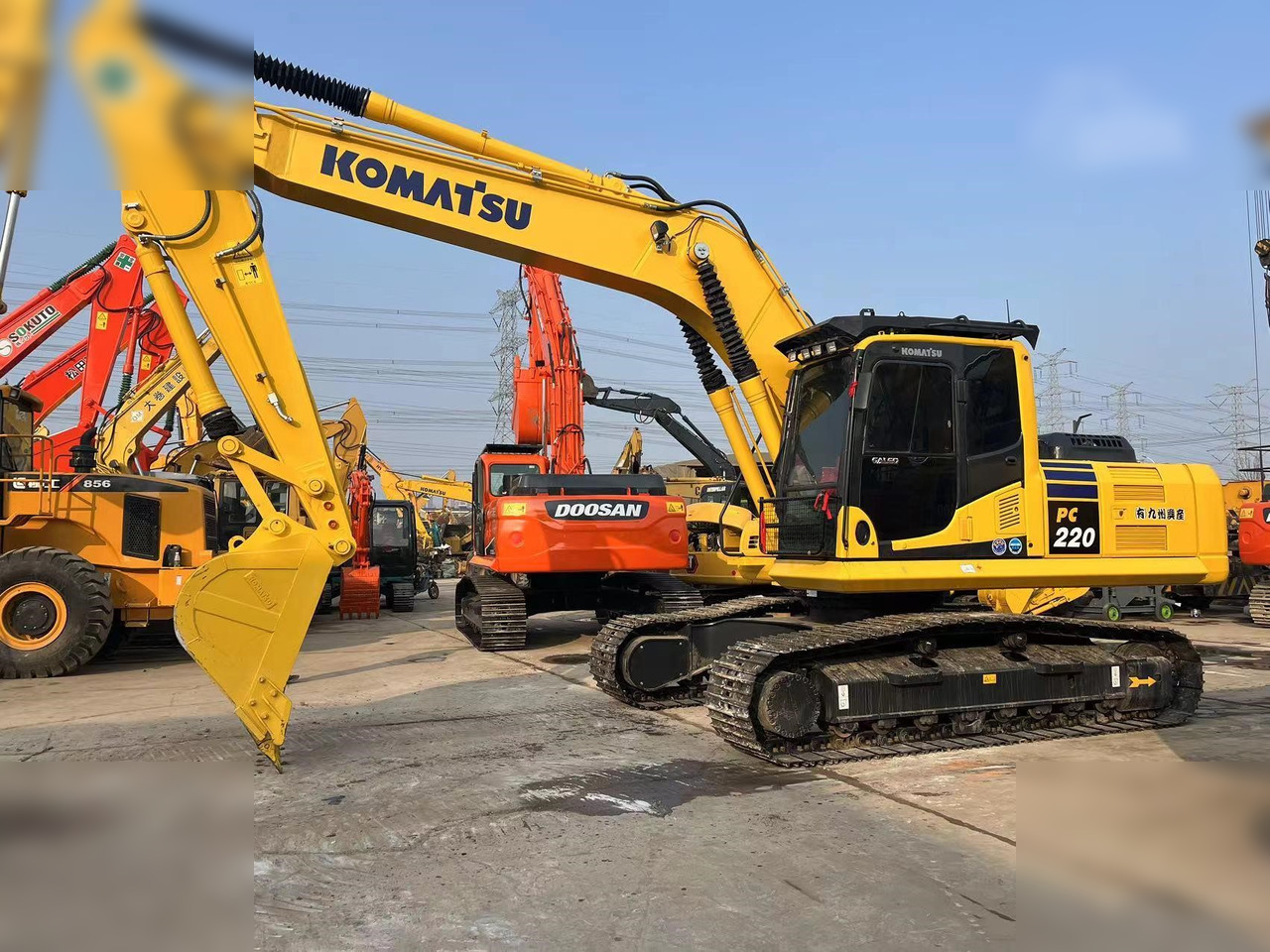 KOMATSU PC220-8M0 - حفار زحاف: صورة 1 KOMATSU PC220-8M0 - حفار زحاف: صورة 1
