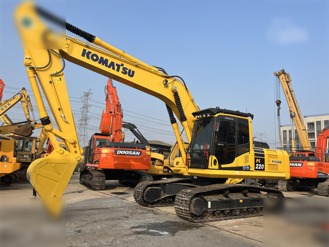 KOMATSU PC220-8M0 - حفار زحاف: صورة 2 KOMATSU PC220-8M0 - حفار زحاف: صورة 2