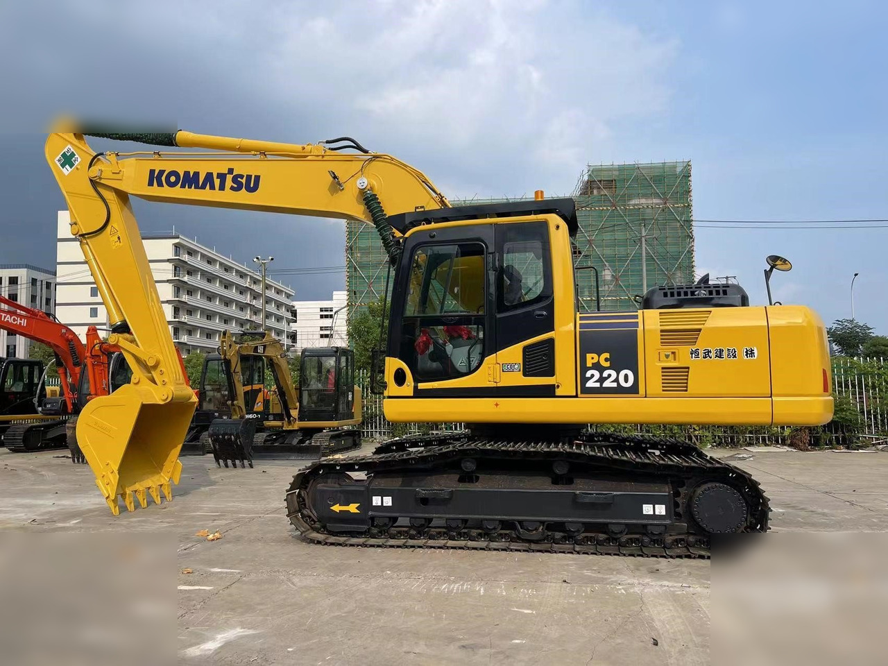 حفار زحاف KOMATSU PC220-8: صورة 6