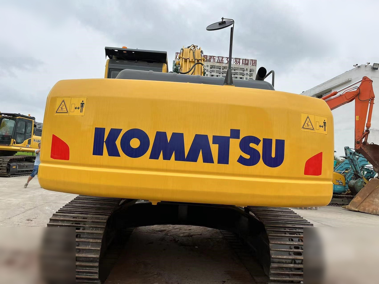 KOMATSU PC220-8 - حفار زحاف: صورة 4 KOMATSU PC220-8 - حفار زحاف: صورة 4