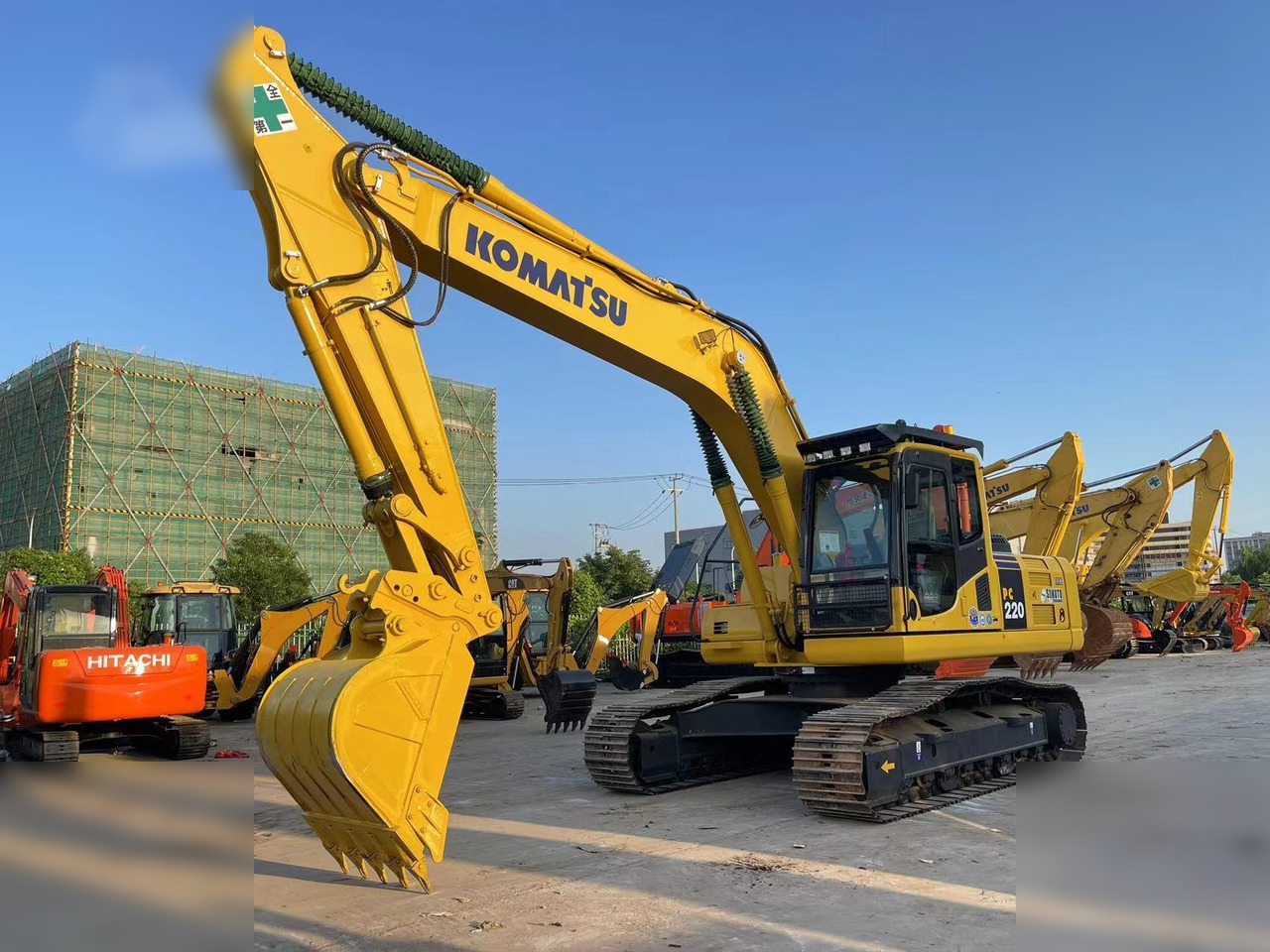 KOMATSU PC220-8 - حفار زحاف: صورة 1 KOMATSU PC220-8 - حفار زحاف: صورة 1