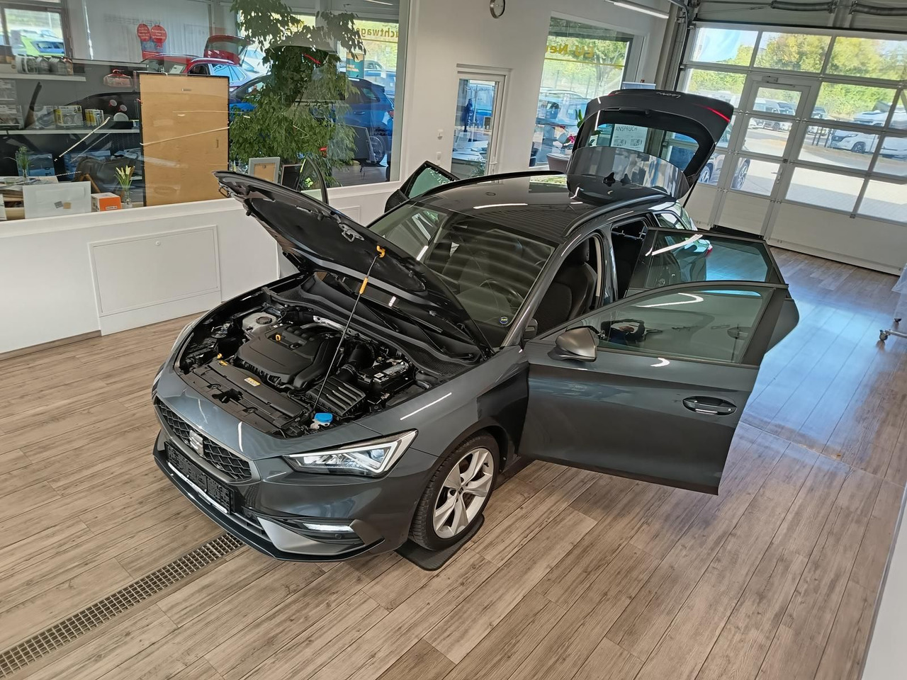 Seat Leon Sportstourer 1,5TSI FR*NAVI*LED*SOUND*R-KAM - سيارة ستيشن: صورة 2 Seat Leon Sportstourer 1,5TSI FR*NAVI*LED*SOUND*R-KAM - سيارة ستيشن: صورة 2