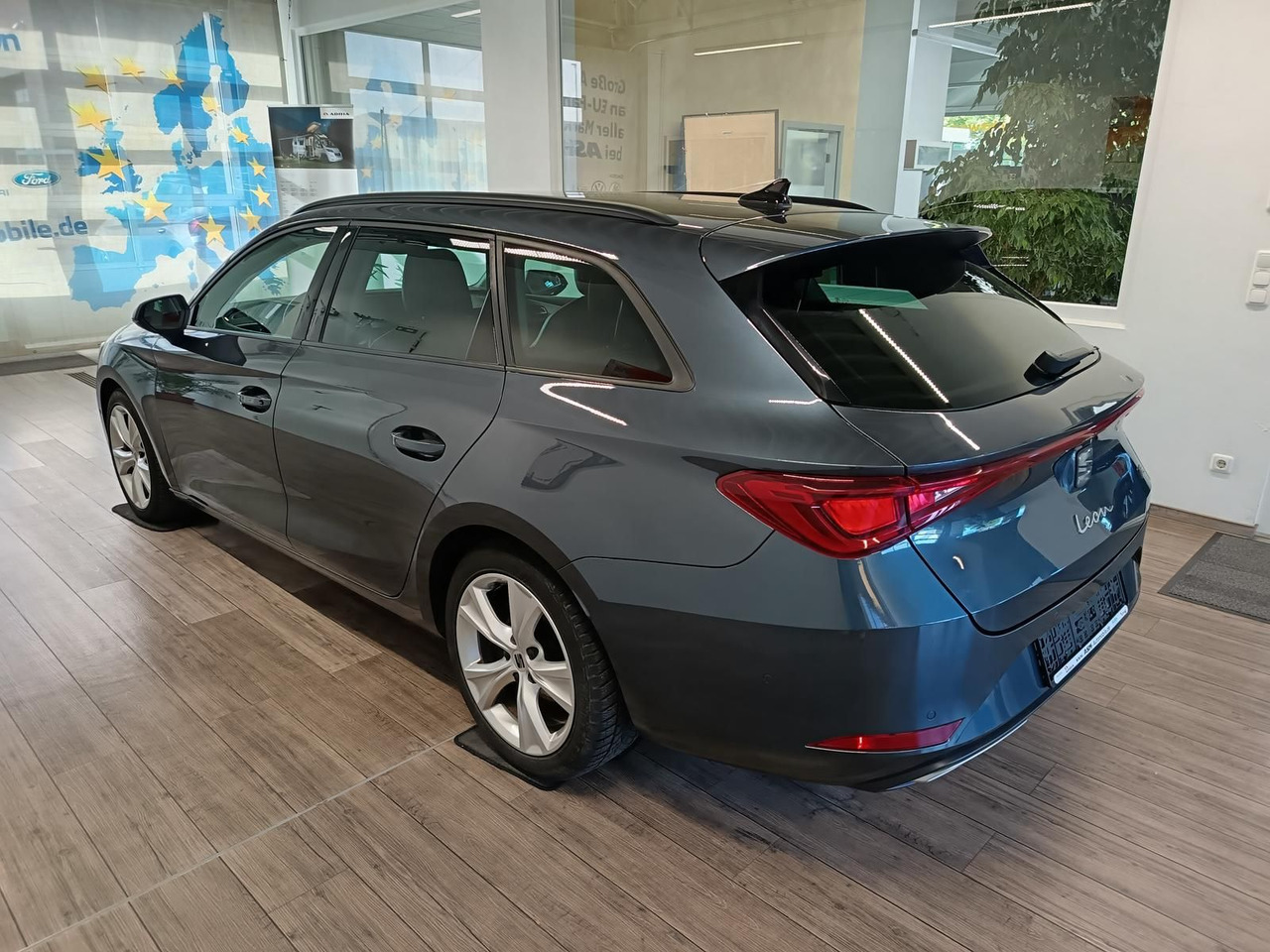 Seat Leon Sportstourer 1,5TSI FR*NAVI*LED*SOUND*R-KAM - سيارة ستيشن: صورة 4 Seat Leon Sportstourer 1,5TSI FR*NAVI*LED*SOUND*R-KAM - سيارة ستيشن: صورة 4