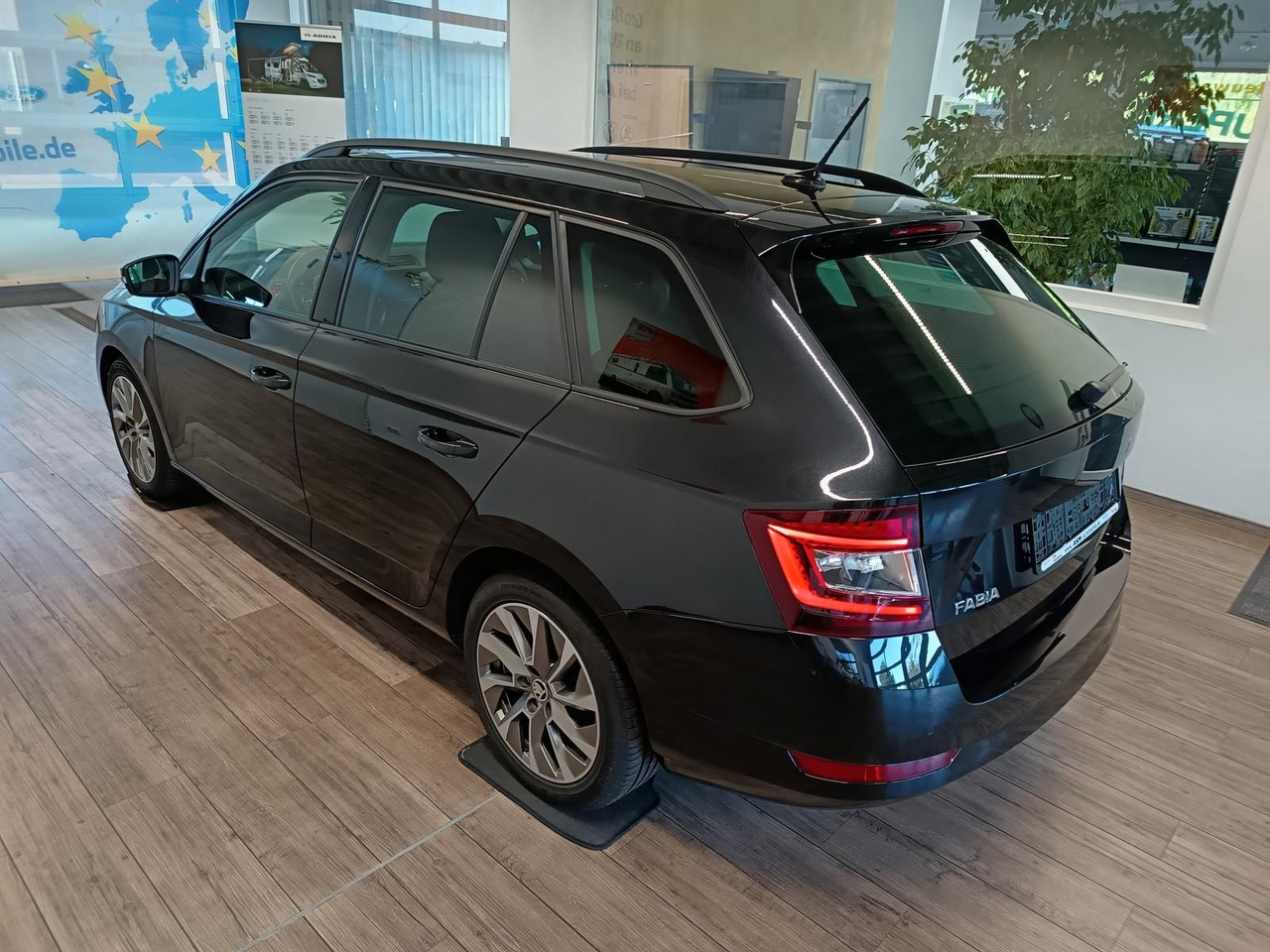 Skoda Fabia Ambition Combi 1,0 TSI*Bi-LED*NAVI*SHZ*DAB - سيارة: صورة 4 Skoda Fabia Ambition Combi 1,0 TSI*Bi-LED*NAVI*SHZ*DAB - سيارة: صورة 4