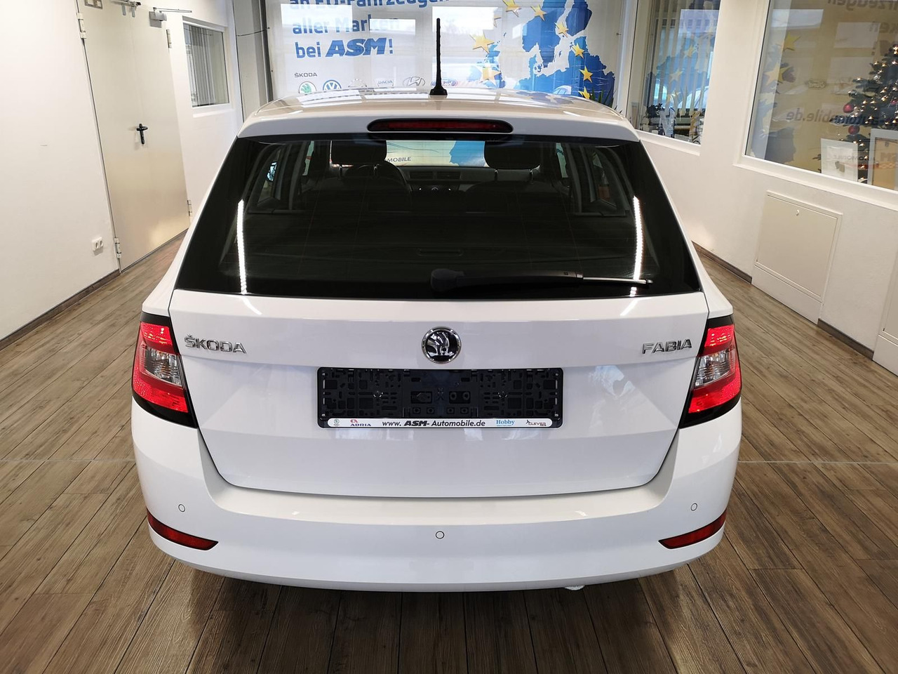 Skoda Fabia Combi Ambition 1.0TSI 81kW+R-KAM+PDC+KLIMA - سيارة ستيشن: صورة 4 Skoda Fabia Combi Ambition 1.0TSI 81kW+R-KAM+PDC+KLIMA - سيارة ستيشن: صورة 4
