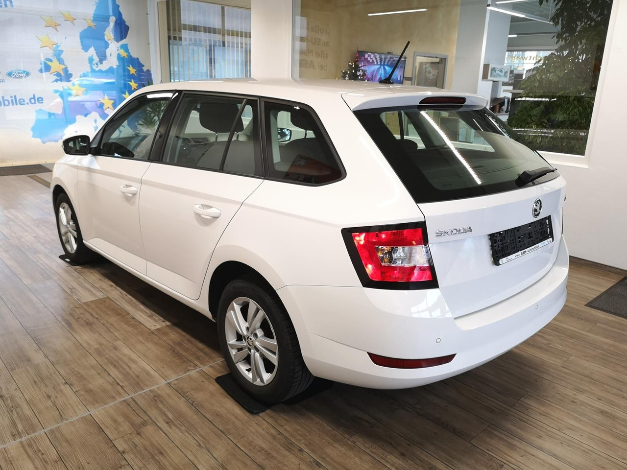 Skoda Fabia Combi Ambition 1.0TSI 81kW+R-KAM+PDC+KLIMA - سيارة ستيشن: صورة 3 Skoda Fabia Combi Ambition 1.0TSI 81kW+R-KAM+PDC+KLIMA - سيارة ستيشن: صورة 3