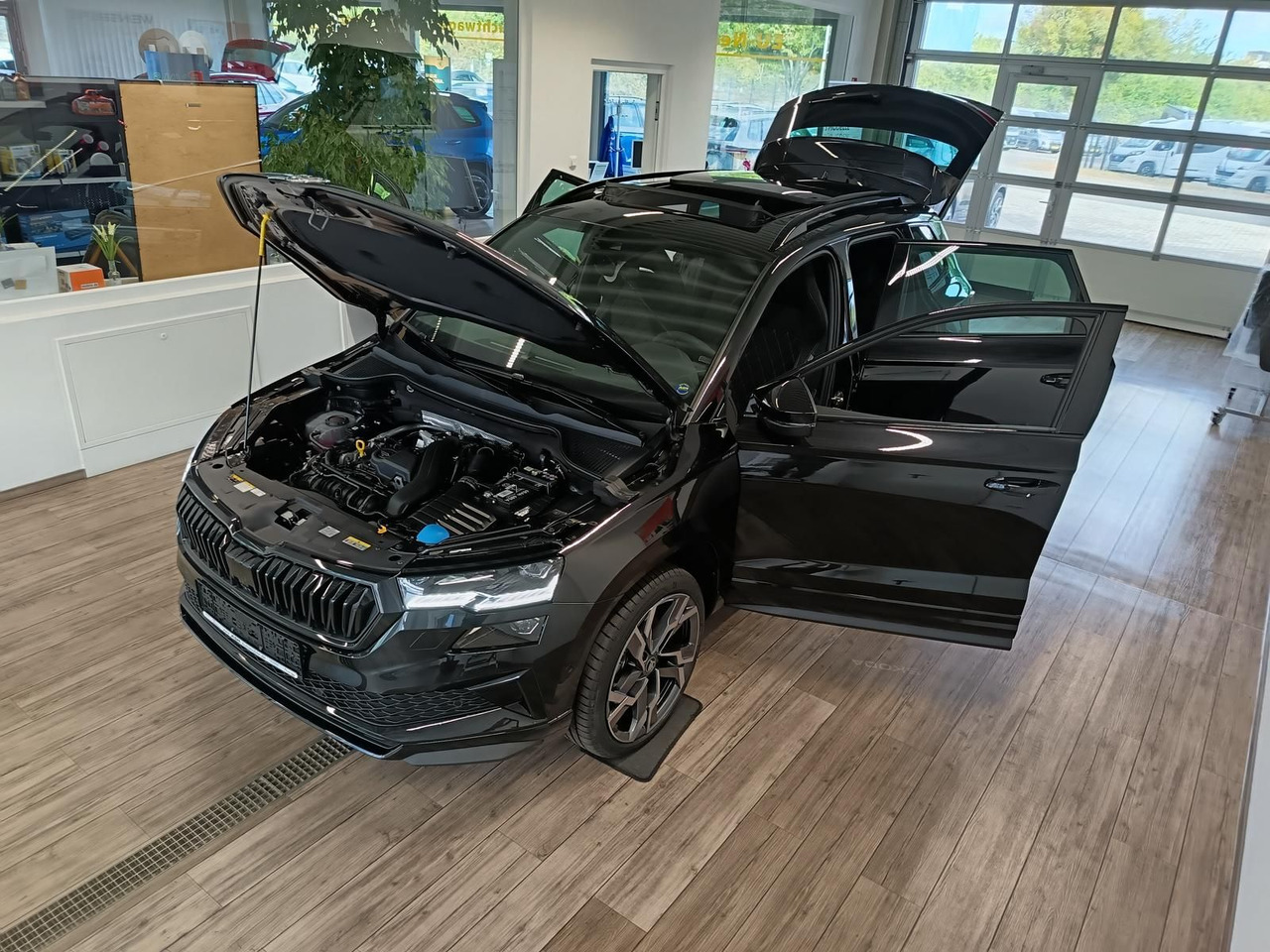 Skoda Karoq Sportline 1,5 TSI DSG*AHK*PSD*STD.HZG*NAVI - سيارة دفع رباعي: صورة 2 Skoda Karoq Sportline 1,5 TSI DSG*AHK*PSD*STD.HZG*NAVI - سيارة دفع رباعي: صورة 2