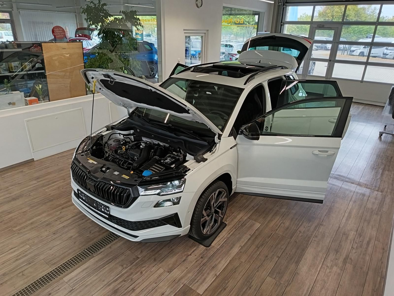 Skoda Karoq Sportline 1,5 TSI DSG*AHK*PSD*STD.HZG*NAVI - سيارة دفع رباعي: صورة 2 Skoda Karoq Sportline 1,5 TSI DSG*AHK*PSD*STD.HZG*NAVI - سيارة دفع رباعي: صورة 2